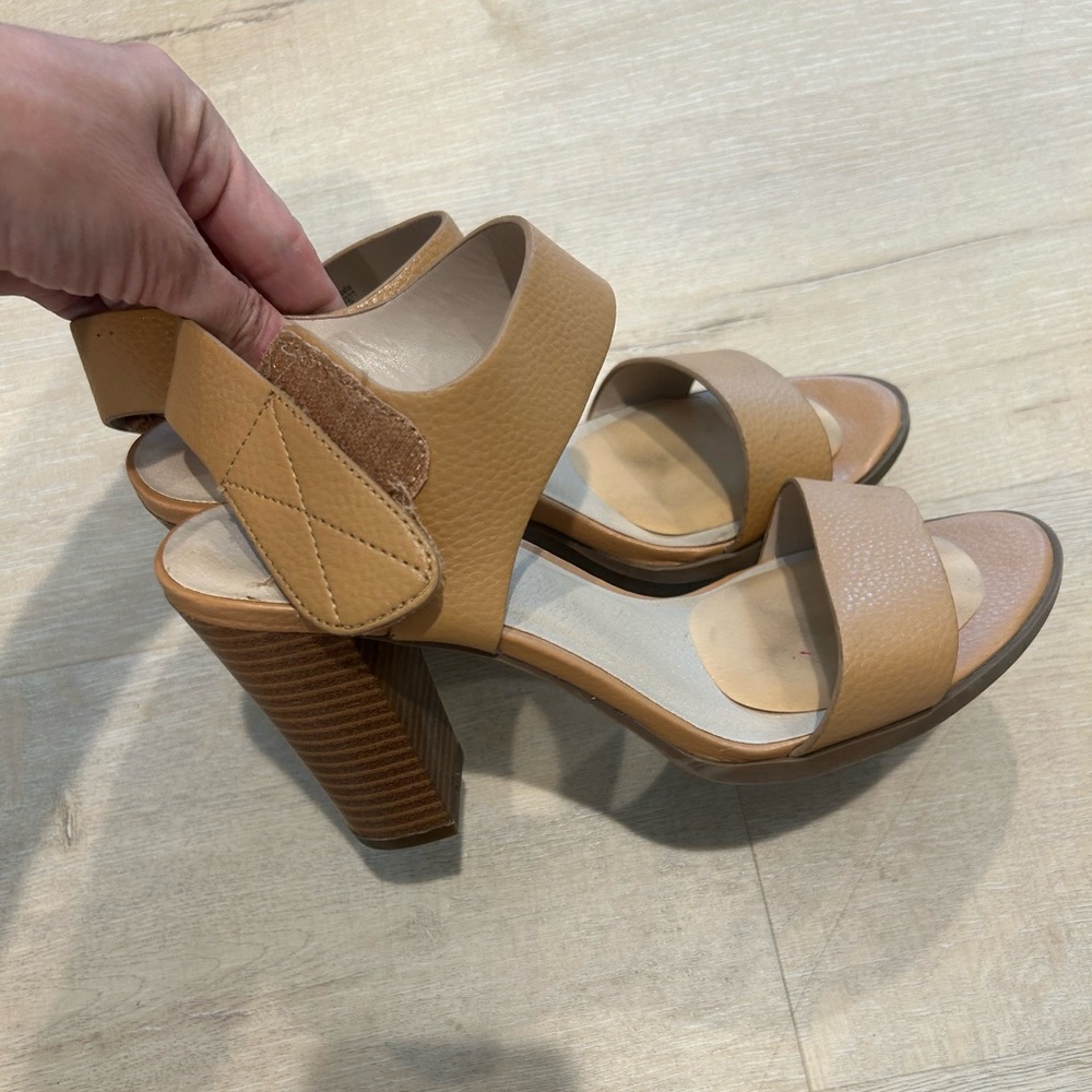 Vera Wang tan sandals